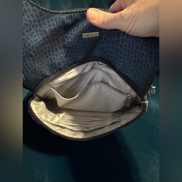 Travelon Anti-Theft Classic Essential Messenger Bag in Blue Snake EUC - Picture 3 of 5